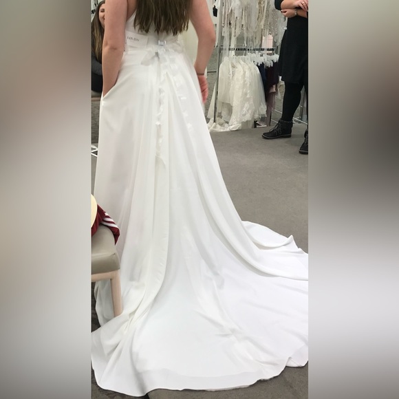 Wedding dress. Brand new. - Picture 4 of 4